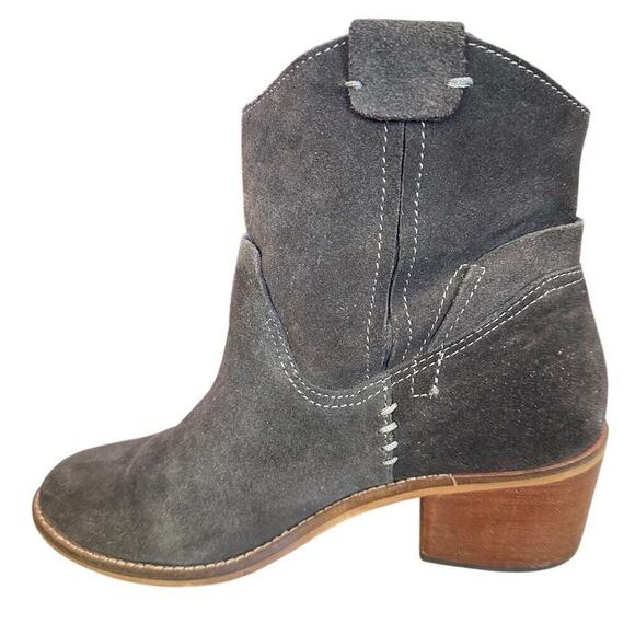 Dolce Vita Women’s Gray Suede Ankle Booties Block Heel 7.5 by trying on - Picture 6 of 7